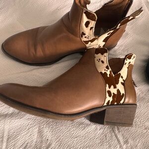 Women’s Tan Ankle Boot with Cowhide Accent